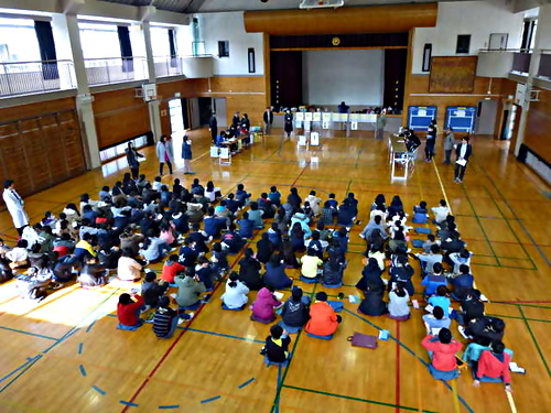アイキャッチ: 伊藤小学校で出前選挙をおこなう