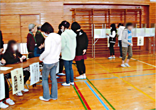 アイキャッチ: 京陽小学校で出前選挙をおこなう