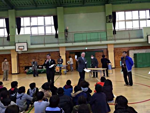 アイキャッチ: 区立第四日野小学校で出前選挙をおこなう