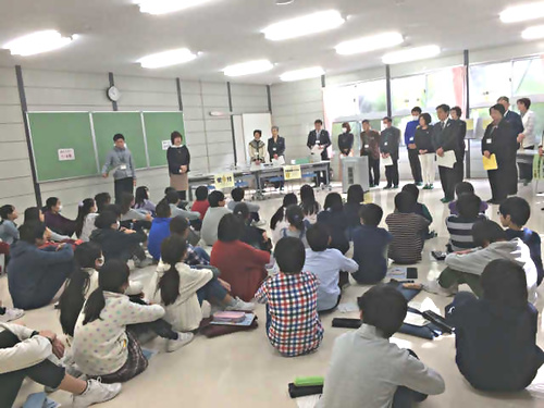 アイキャッチ: 芳水小学校で出前選挙をおこなう