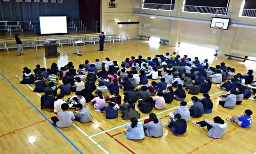 アイキャッチ: 大井第一小学校で出前選挙をおこなう