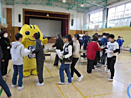 アイキャッチ: 小山台小学校で出前選挙をおこなう