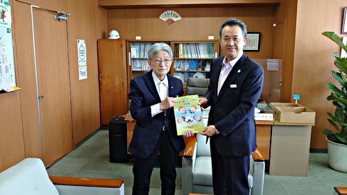 アイキャッチ: 令和4年6月1日 教育長様を訪問し「中学生の税についての作文」願書をお渡ししました。