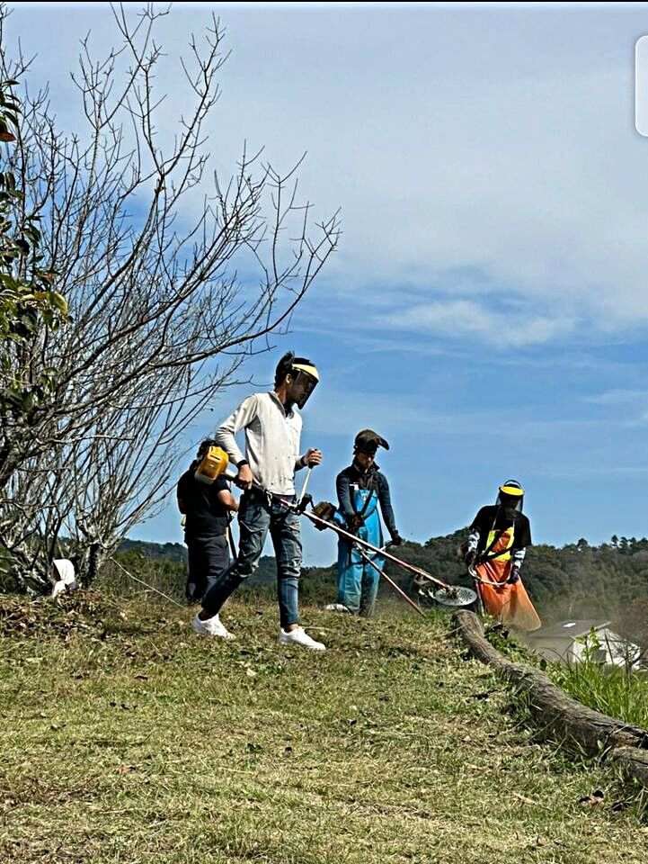 Voluntários cortando grama LoveRiver GrassBusters
